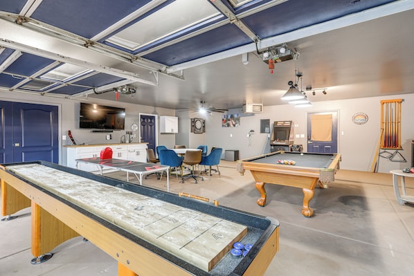 Flagstaff Vacation Rental | 4BR | 3.5BA | 1 Step to Enter | 3,779 Sq Ft