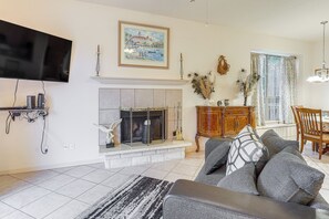 Living Room | Smart TV | Board Games