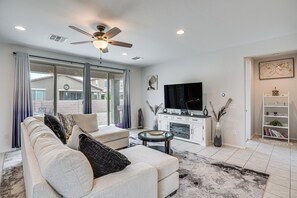 Living Room | Smart TV | Central A/C | Free WiFi