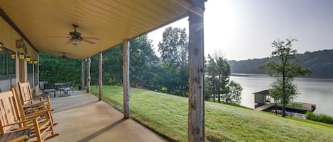 Gladewater Vacation Rental | 1BR | 1BA | 1,200 Sq Ft | 1 Step Required