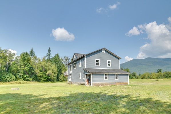 Strong Vacation Rental | 2BR | 1BA | 1,432 Sq Ft | Stairs to Enter