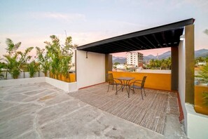 Rooftop compartido con alberca para pasar mañanas y tardes agradables /  Shared rooftop with pool for nice mornings and afternoons