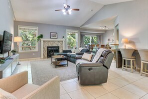 Living Area | Flat-Screen TV | Fireplace | Board Games | Pack 'n Play