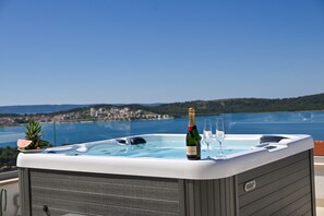 Spa tub
