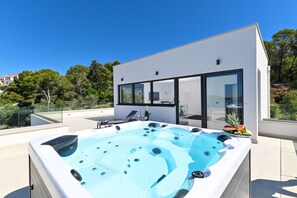 Spa tub