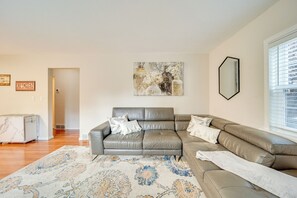 Living Room | Smart TV | Central Air Conditioning/Heat | Free WiFi