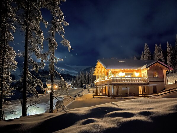 Außenansicht im Winter bei Nacht