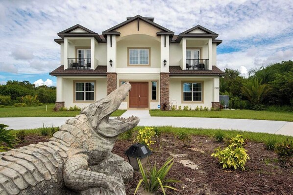 façade  gator Manor