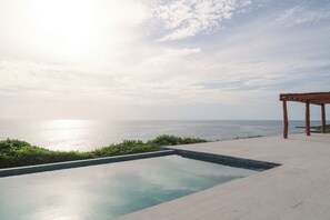 Infinity pool