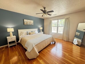 Primary bedroom, King bed with luxury linens & ensuite bathroom