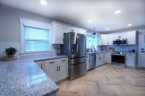 Fully Equipped Kitchen w Appliance View