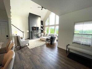 Entrance Foyer/Living Room
