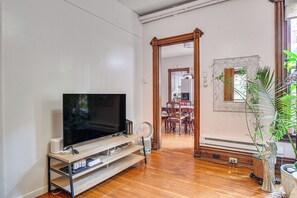 Living Room | Free WiFi | Baseboard Heat | Smart TV