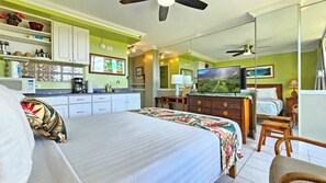 QUEEN BED STUDIO