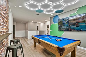 Game Room w/ 4x TV Wall and Pool table