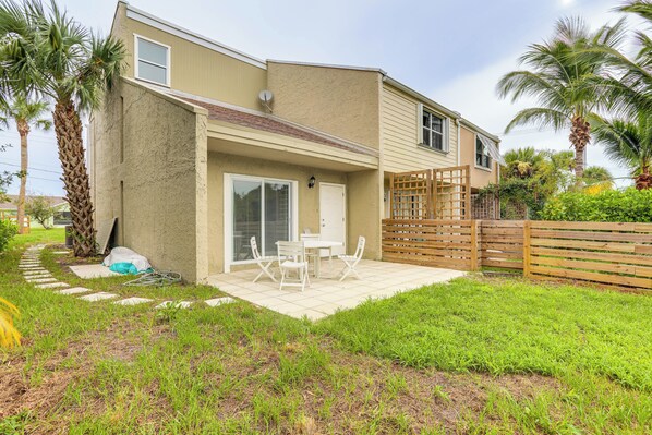 Fort Pierce Vacation Rental | 1BR | 1.5BA | 750 Sq Ft | Stairs Required