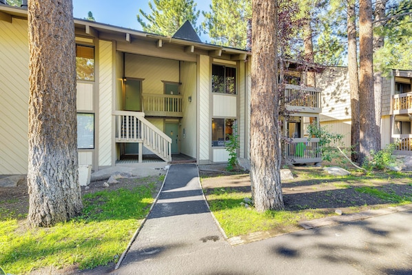 Mammoth Lakes Vacation Rental | 2BR | 2BA | 1 Step to Enter | 928 Sq Ft