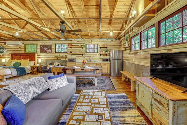 Eureka Springs Vacation Rental | Studio | 1BA | 700 Sq Ft | 2 Steps to Enter