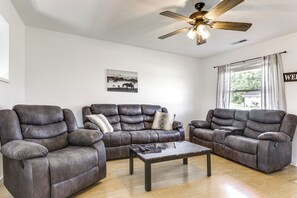 Living Room | Smart TV | Free WiFi | Central Heating & A/C