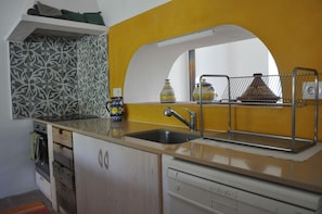 the kitchen with Tadelakt wall