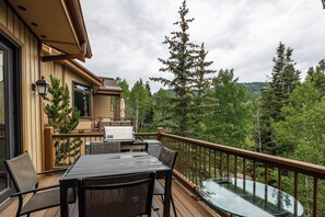 - Dine alfresco on the spacious deck with views of evergreens and distant peaks
- Fire up the gas grill for a scenic BBQ experience under open skies
- Enjoy morning coffee or evening wine with the calming sounds of nature all around