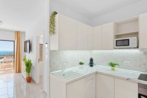Kitchen with Dishwasher, Washing Machine, Oven, Stovetop, Fridge, Microwave, Electric Kettle and Coffee Machine