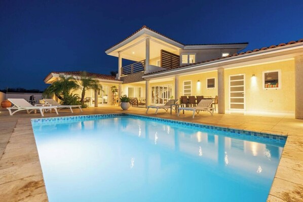 Poolside Bliss – Spend your days lounging by the pool, surrounded by the beauty of Aruba’s nature reserve.
