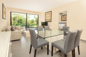 Savor every meal with an emerald view right from our 6-person dining space.