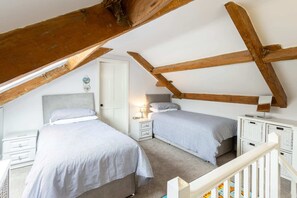 Arundel Cottage, Whitby - Host & Stay