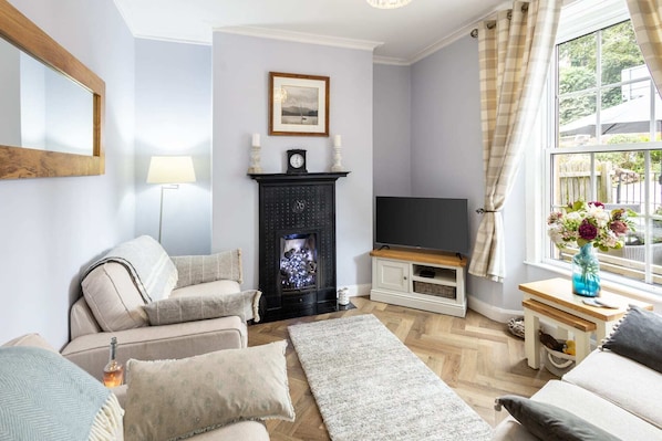 Arundel Cottage, Whitby - Host & Stay