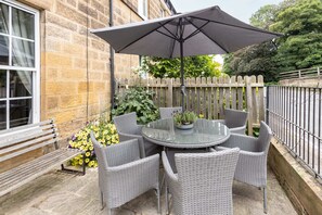 Arundel Cottage, Whitby - Host & Stay