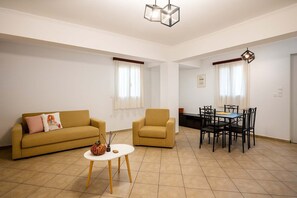 Spacious Living Room with Comfortable Seating

