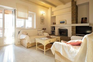 Airy living room with soft tones – a calm retreat after the beach