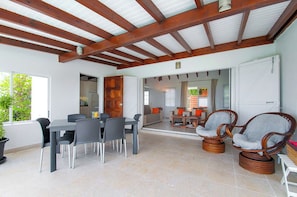 Air-conditioned and fully equipped with electric oven, gas stove, microwave, fridge and freezer, toaster, mixer, balance, electric fruit press, filter coffee maker, mixer, hood. Inside dining table in the great room. Dining table on the covered terrace.