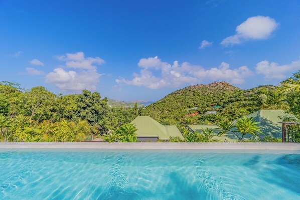 Nice heated pool, terrace with sun loungers, well exposed to the sun. Gas barbecue. Outdoor shower. 