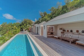 Lounge area facing the views. 