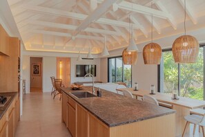 Fully equipped with bar, electric oven, gas stove, dishwasher, fridge and freezer, ice machine, microwave, toaster, filter coffee maker, and espresso coffee machine, blender, electric fruit press. Inside dining area for 6 guests. 
