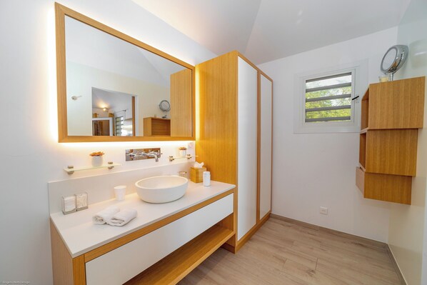 Au niveau de la terrasse. Lit king size, climatisation, HD-TV, Apple TV, dressing, coffre-fort. Salle de bains attenante avec douche, serviettes et serviettes de plage. La chambre s'ouvre sur la terrasse et la vue. 