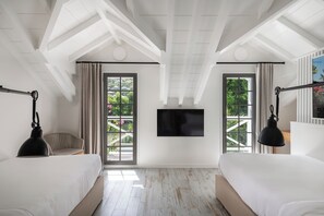Située à l'étage, dans un batiment séparé à l'arrière de la propriété. Deux lits simples, air conditionné, HD-TV, Apple TV, coffre-fort, dressing, salle de bains attenante avec douche italienne. La chambre s'ouvre sur une terrasse avec une vue sur le jard