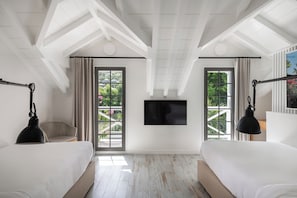 Située à l'étage, dans un batiment séparé à l'arriÚre de la propriété. Deux lits simples, air conditionné, HD-TV, Apple TV, coffre-fort, dressing, salle de bains attenante avec douche italienne. La chambre s'ouvre sur une terrasse avec une vue sur le jard