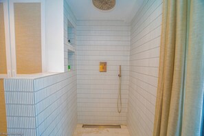 Située à l'étage, au dessus du salon. Chambre traversante sur toute la largeur de l'étage. Lit king size, air conditionné, HD-TV, Apple TV, coffre-fort, dressing, salle de bains attenante avec douche italienne. La chambre s'ouvre sur une terrasse partagée