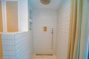 Située à l'étage, au dessus du salon. Chambre traversante sur toute la largeur de l'étage. Lit king size, air conditionné, HD-TV, Apple TV, coffre-fort, dressing, salle de bains attenante avec douche italienne. La chambre s'ouvre sur une terrasse partagée