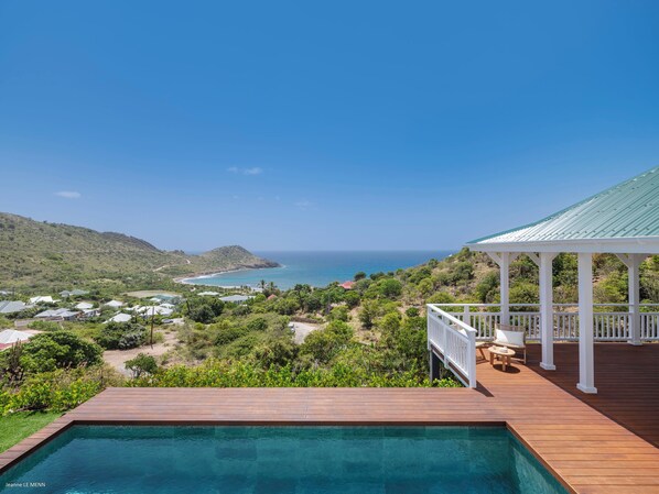 Beautiful pool, expansive terrace with sun loungers, deck chairs. Breathtaking views over the bay. 