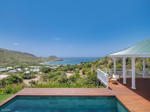 Beautiful pool, expansive terrace with sun loungers, deck chairs. Breathtaking views over the bay.