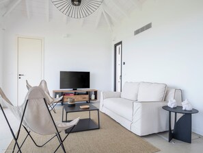 Air-conditioning, ceiling fan, HD-TV, Canal Satellite, Apple TV. 