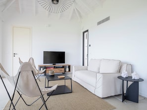 Air-conditioning, ceiling fan, HD-TV, Canal Satellite, Apple TV.