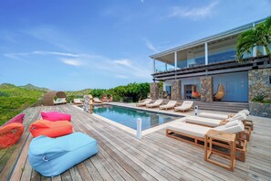 Heated pool surrounded by a spacious sun terrace with deckchairs. Panoramic views over Anse des Cayes. 