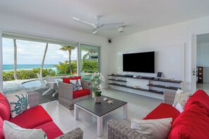Lounge area opening onto the terrace. Air conditioning, ceiling Fan, Smart TV, Dish Network, Apple TV.