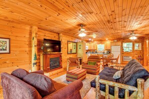 Living Room | Single-Story Studio | Free WiFi | Central A/C | Electric Heating