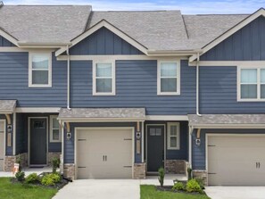 Goose Creek Condo is ideally situated in Maryville. Explore the beautiful Great Smoky Mountains National Park. Close to Maryville College and the Knoxville Airport, making it a convenient choice for our guests.